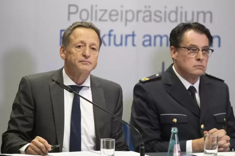 Polizeipr&auml;sident Stefan M&uuml;ller (links) und Thomas Schmidl, Leiter Abteilung Einsatz geben eine Pressekonferenz zu den Ausschreit