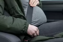 Schwangere Frau im Auto