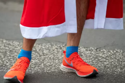 Der Weihnachtsmann in Laufschuhen: Auch das gibt es alle Jahre wieder beim Nikolauslauf des LC Haßloch.