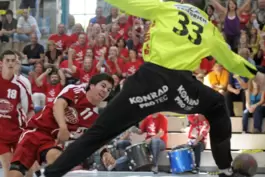 Die Abwehr mit dem Fuß ist einem handball-Torwart, hier Andeas Wolf 2009, nur im Torraum erlaubt.