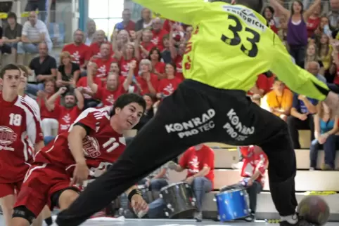 Die Abwehr mit dem Fuß ist einem handball-Torwart, hier Andeas Wolf 2009, nur im Torraum erlaubt.