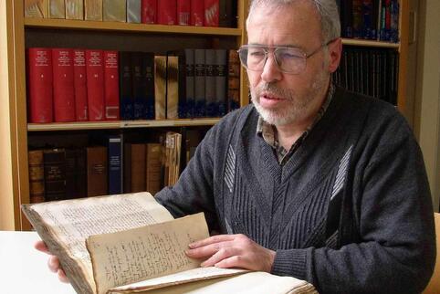 Wolfgang Schultz mit dem Codex Berwartstein im Landesarchiv Speyer.