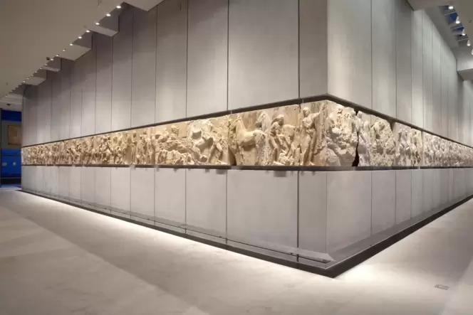 Teile des Parthenon-Frieses, die in Athen ausgestellt werden. Die fehlenden Elemente befinden sich in London.