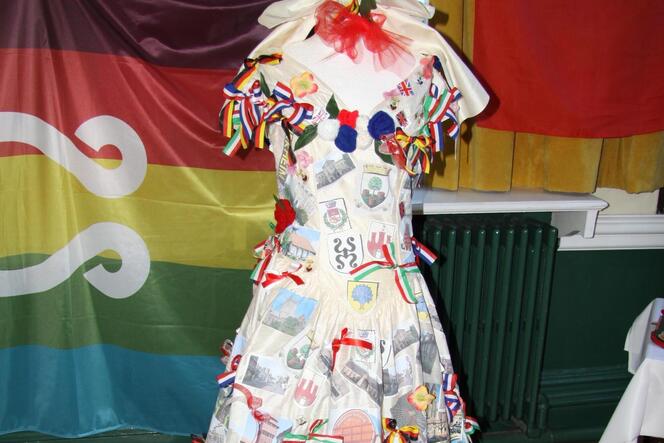 Dieses Kleid mit Motiven aus allen Partnerstädten ist im kommenden Jahr in Bad Dürkheim zu sehen.