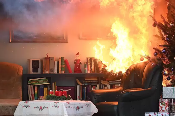 Größte Vorsicht geboten: In der Adventszeit lauern zu Hause häufig mehr Brandgefahren als sonst.