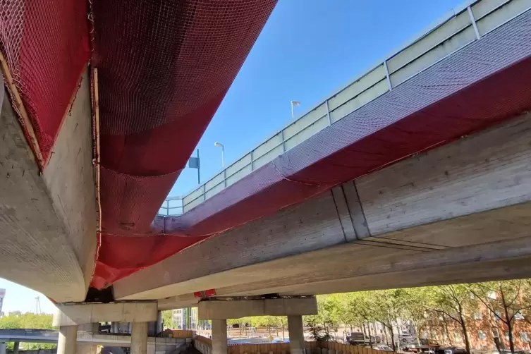 Die marode Hochstraße Nord (B44) soll durch eine ebenerdige Stadtstraße (Helmut-Kohl-Allee) ersetzt werden. 