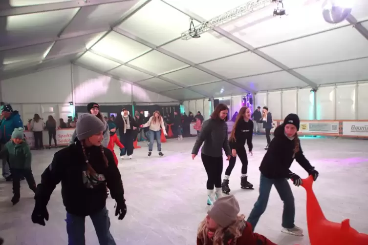 Schlittschuhfahren bei jedem Wetter: die Eisarena in Landau ist komplett &uuml;berdacht und mit einer Glasfassade gesch&uuml;tzt. 