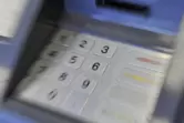 Polizei und Sparkasse warnen vor Betrügern an Geldautomaten. 