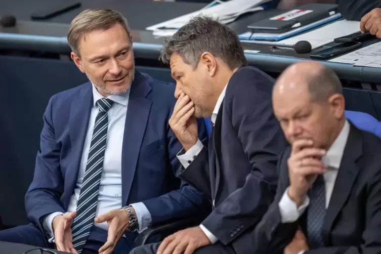 In einer schwierigen Situation (von rechts): Bundeskanzler Olaf Scholz, Wirtschaftminister ), Robert Habeck und Finanzminister C