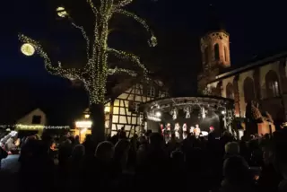 Stimmungsvoller Christkindlmarkt im Schatten der Kirche.
