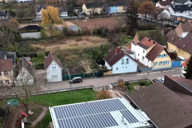 Die Kita in Bornheim aus der Vogelperspektive. Der Neubau mit Dorfladen soll auf der Freifläche gegenüber entstehen. Weiter hint
