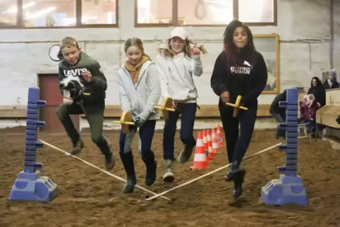  Parcours mit Steckenpferd - von links Levi Rhode, Nele Grimm, Sophie Grimm und Mariama Frauß. 