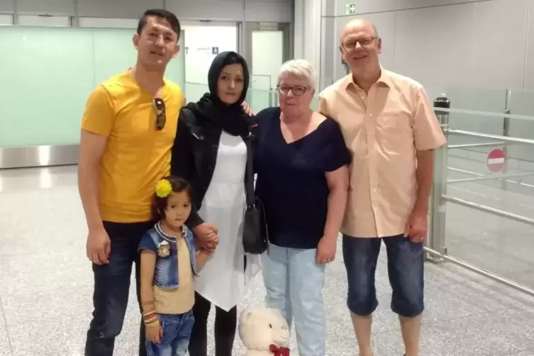 Familiennachzug: Roland und Liane Heiter begleiteten Mahdi Nazari (links) zum Flughafen, als Frau und Kind in Deutschland ankame