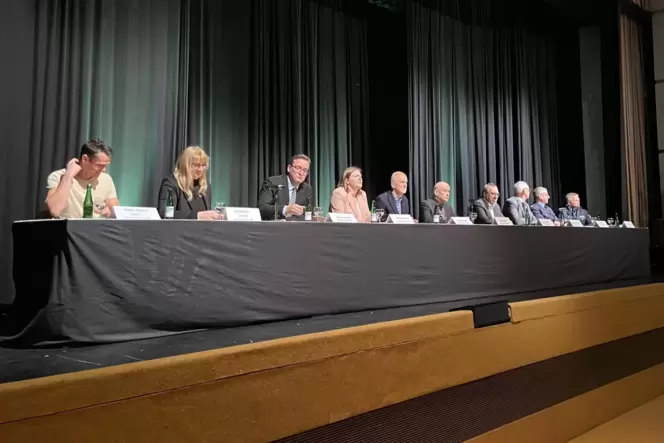 Stellten sich am Montagabend den Fragen der Bürger: Vertreter von Land, Stadt, Kreis, Verbandsgemeinde und Polizei. Stellten sich am Montagabend den Fragen der Bürger: Vertreter von Land, Stadt, Kreis, Verbandsgemeinde und Polizei.
