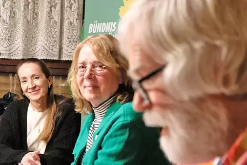 Julia Igel (links) und Norbert Pohlmann (rechts) führen die Grünen-Liste an. In der Mitte die Bundestagsabgeordnete Tabea Rößner