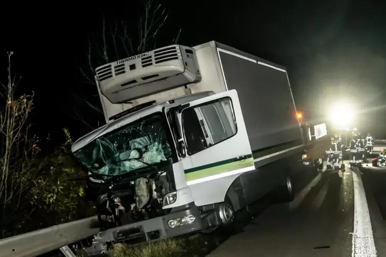 Der Sattelzug ist zunächst mit einem Abschleppwagen kollidiert und dann in die Leitplanken gekracht. 