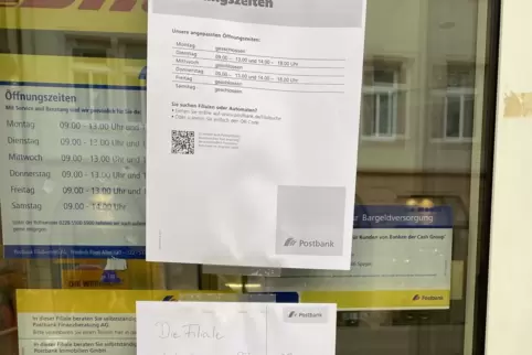 Mehrere Schließungsschilder: Tür der Postbank-Filiale in dieser Woche. 