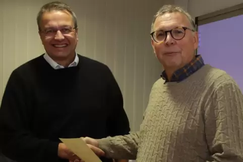 Herzlichen Glückwunsch: Neuhofnes Bürgermeister Ralf Marohn (links) gratuliert dem neuen Ersten Beigeordneten Thomas Behrendt. 