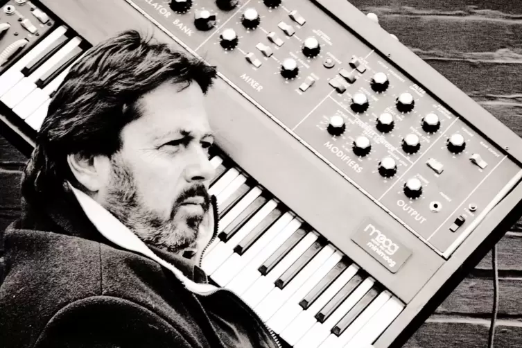 Peter Seiler mit einem Moog-Synthesizer.