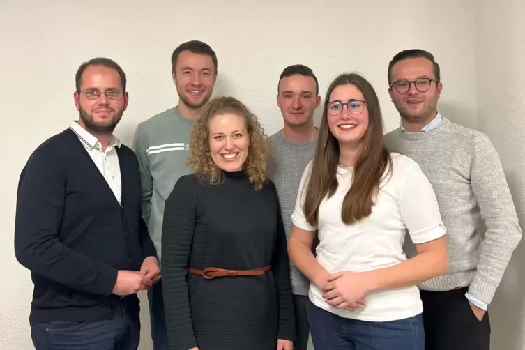 Der alte und der neue Vorstand: hinten von links Marcel Matthies, ehemaliger Schatzmeister, Leon Pabst (neuer Beisitzer), Philip