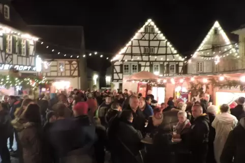 Dreh- und Angelpunkt des Weihnachtsmarktes: der Marktplatz im malerischen Altstadt-Ambiente. 