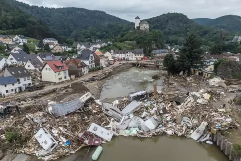 Ein Drohnenfoto von Altenahr aus dem Juli 2021, kurz nach der Flutkatastrophe. Noch heute ist im Ahrtal Aufbauhilfe nötig. 