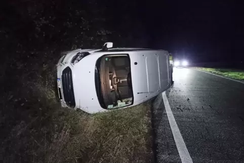 Der weiße Ford-Kleintransporter kippte um und blieb auf der Fahrerseite liegen.