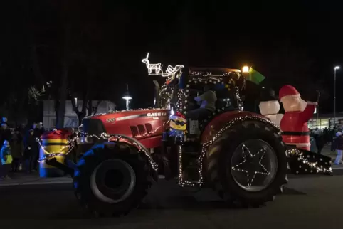 Weihnachtlich geschmückt und beleuchtet (hier ein Foto aus dem vergangenen Jahr) begeben sich 40 bis 50 Traktoren auf eine Tour 