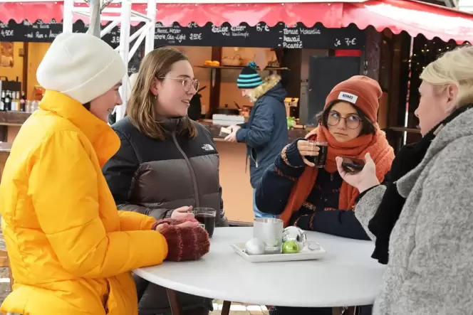 Vanessa Konietzko, Emely Weber und Finja Schüttel im Spontaninterview mit Tanja Daub (von links).