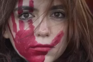 Eine Frau in Italien während einer Demonstration anlässlich des Internationalen Tags gegen Gewalt.