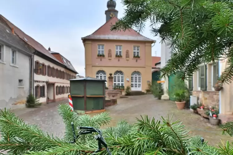 In Hambach ist schon vieles vorbereitet: Blick durch den großen Tannenbaum auf das Rathaus