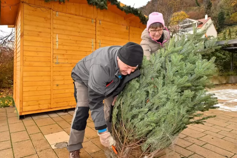 Haardt: Ortsvorsteherin Silvia Kerbeck und ihr Mann Harald beim Auspacken der Weihnachtsbäume zur Dekoration des Dorfplatzes.