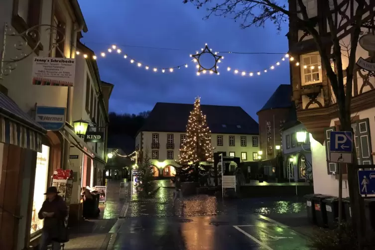 2018 musste Annweiler die Weihnachtsbeleuchtung aus dem Etat streichen. Denn finanzschwache Kommunen sind angehalten zu sparen, 