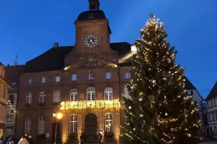 Das Rathaus in Wissembourg im Advent. 