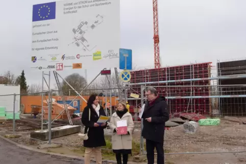 Vor dem künftigen Energiezentrum mit Blockheizkraftwerk: (von links) Bürgermeisterin Ilona Volk (Grüne), Klimaschutz- und Energi