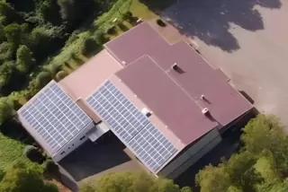 Auf beiden Turnhallen (im Bild: Odenbach) sind Photovoltaikanlagen montiert, die mit übertragen würden, falls sich der Verbandsg