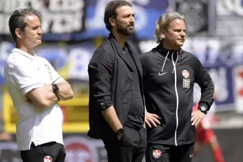 Das Tischtuch zwischen dem Trainerteam Dirk Schuster (links) und Sascha Franz sowie Geschäftsführer Thomas Hengen (Mitte) schein