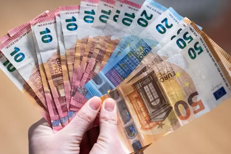 Die Motive auf den aktuellen Euro-Banknoten sind anders als bei früheren nationalen Währungen vergleichsweise nüchtern: Bauwerke