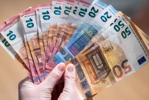 Die Motive auf den aktuellen Euro-Banknoten sind anders als bei früheren nationalen Währungen vergleichsweise nüchtern: Bauwerke