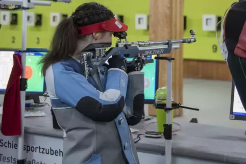 Alessa Dörrzapf schießt an Position eins gegen einen fünfmaligen ungarischen Olympiateilnehmer.