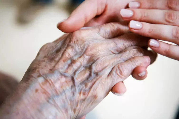 Dank häuslicher ambulanter Pflegeangebote können ältere Menschen länger in ihrer gewohnten Umgebung bleiben.