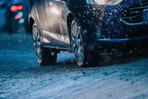 Wenn Schnee und Eis auf den Straßen liegt, ist es höchste Zeit, die Reifen am Auto zu wechseln. 
