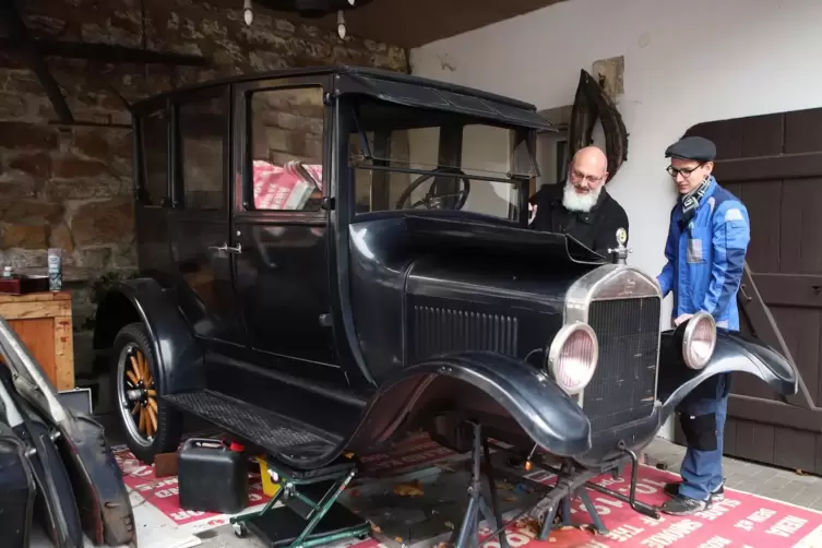 Olaf Zenker (rechts) hat sich mit dem Ford Model T einen Traum erfüllt. Beim Werkeln steht ihm Stephan Barth mit Rat und Tat zur