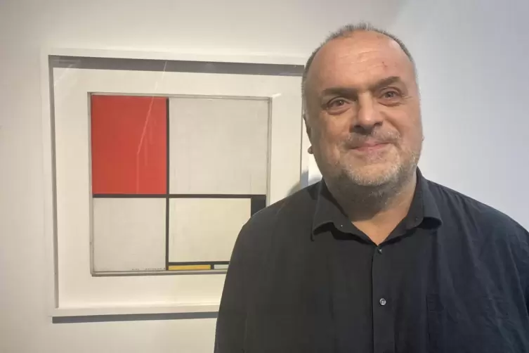 Regisseur Mathias Frick vor Mondrians Komposition mit Rot, Schwarz, Blau und Gelb aus dem Jahr 1928. 