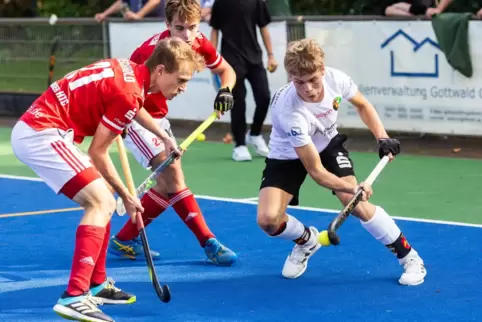 Yannick Koch, hier rechts im Bild in der Feldsaison gegen Nürnberg, will torgefährlicher werden. 