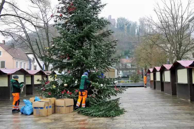 Noch etwas Schmuck für den Weihnachtsbaum: Der Alte Markt ist bereit für den ersten Landstuhler Advent.
