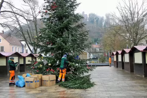 Noch etwas Schmuck für den Weihnachtsbaum: Der Alte Markt ist bereit für den ersten Landstuhler Advent.
