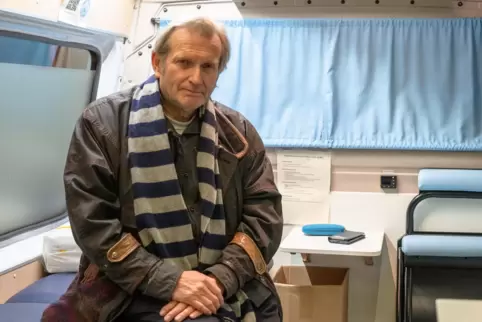 Gerhard Trabert in seinem Arztmobil für Obdachlose. 