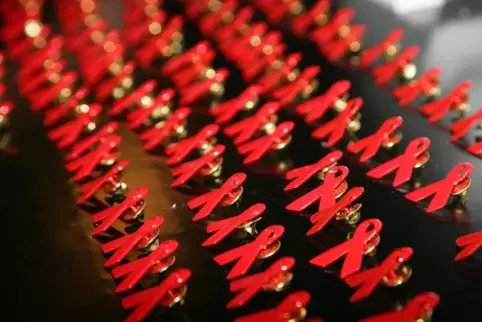 Die rote Schleife steht für den Kampf gegen Aids. Laut UN leben weltweit 39 Millionen Menschen mit dem HI-Virus. 