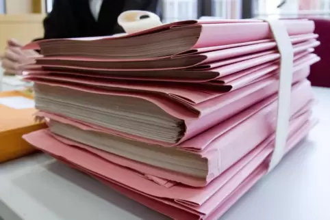 Papierberge gehören bei vielen Gerichtsverhandlungen dazu. Damit soll ab 2026 Schluss sein.